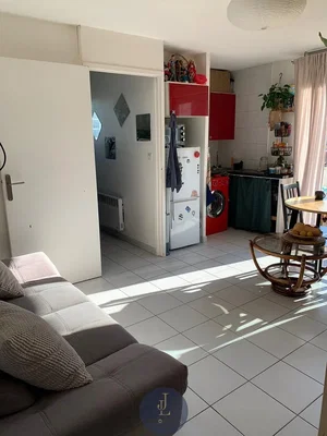 Salon; carrelage, lumière naturelle