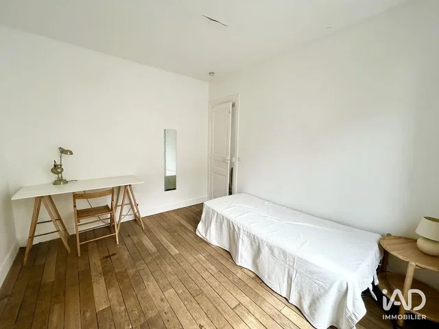 Quarto; chão de madeira, luz natural