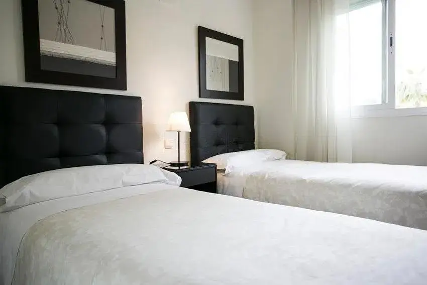 Camera da letto; luce naturale, stile moderno