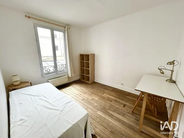 Quarto; chão de madeira, luz natural