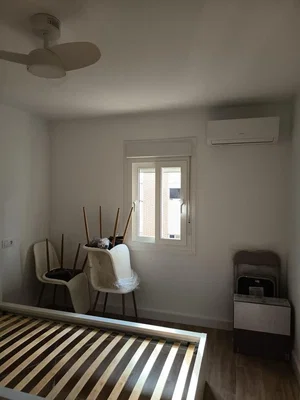 Camera da letto; pavimento in legno, luce naturale