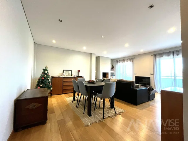 Soggiorno; pavimento in legno, luce naturale