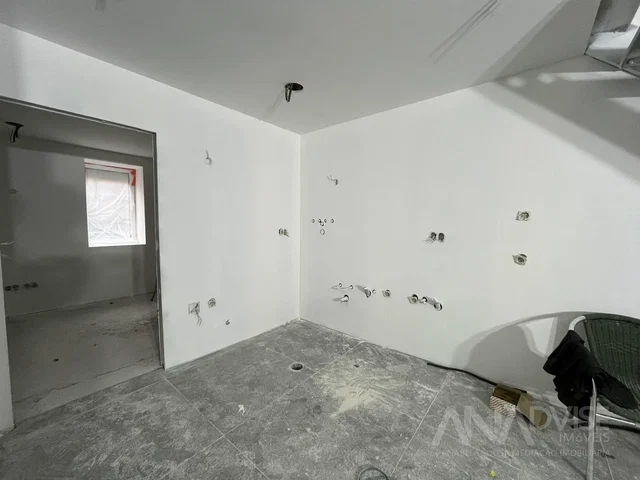 Bagno; necessita ristrutturazione, luce naturale