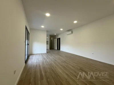 Obývací pokoj; dřevěná podlaha, přirozené světlo
