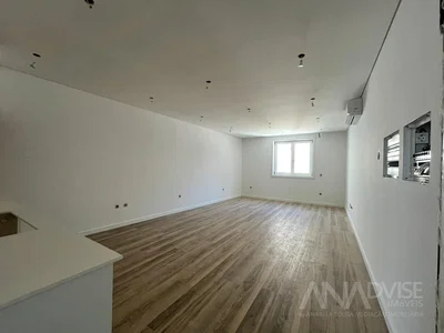 Autre; parquet, lumière naturelle, nécessite rénovation