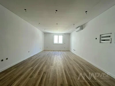 Autre; parquet, lumière naturelle, nécessite rénovation