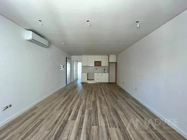 Soggiorno; pavimento in legno, luce naturale, ristrutturato