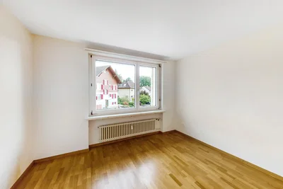 Sonstiges; holzboden, tageslicht, renovierungsbedürftig