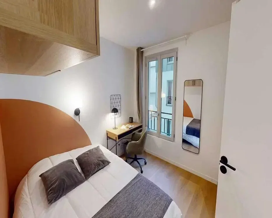 Quarto; chão de madeira, luz natural, estilo moderno