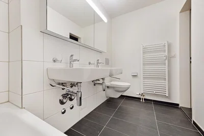 Bagno; pavimento in piastrelle, ristrutturato, luce naturale