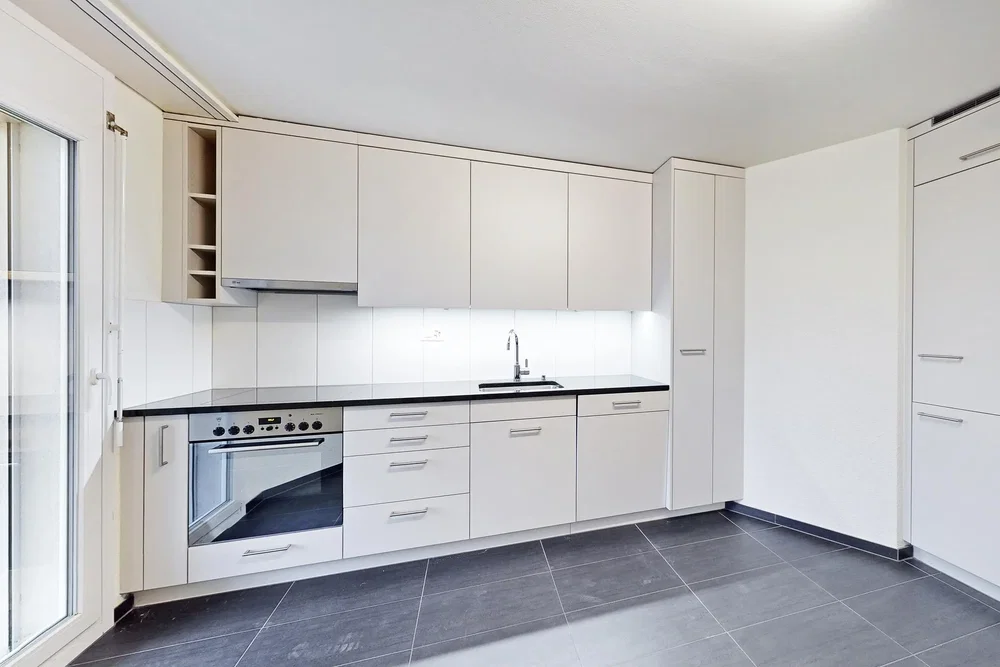 Cucina; elettrodomestici, pavimento in piastrelle, luce naturale