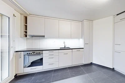 Cucina; elettrodomestici, pavimento in piastrelle, luce naturale