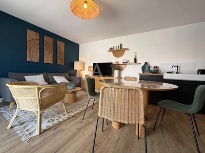 Salon; parquet, lumière naturelle, style moderne