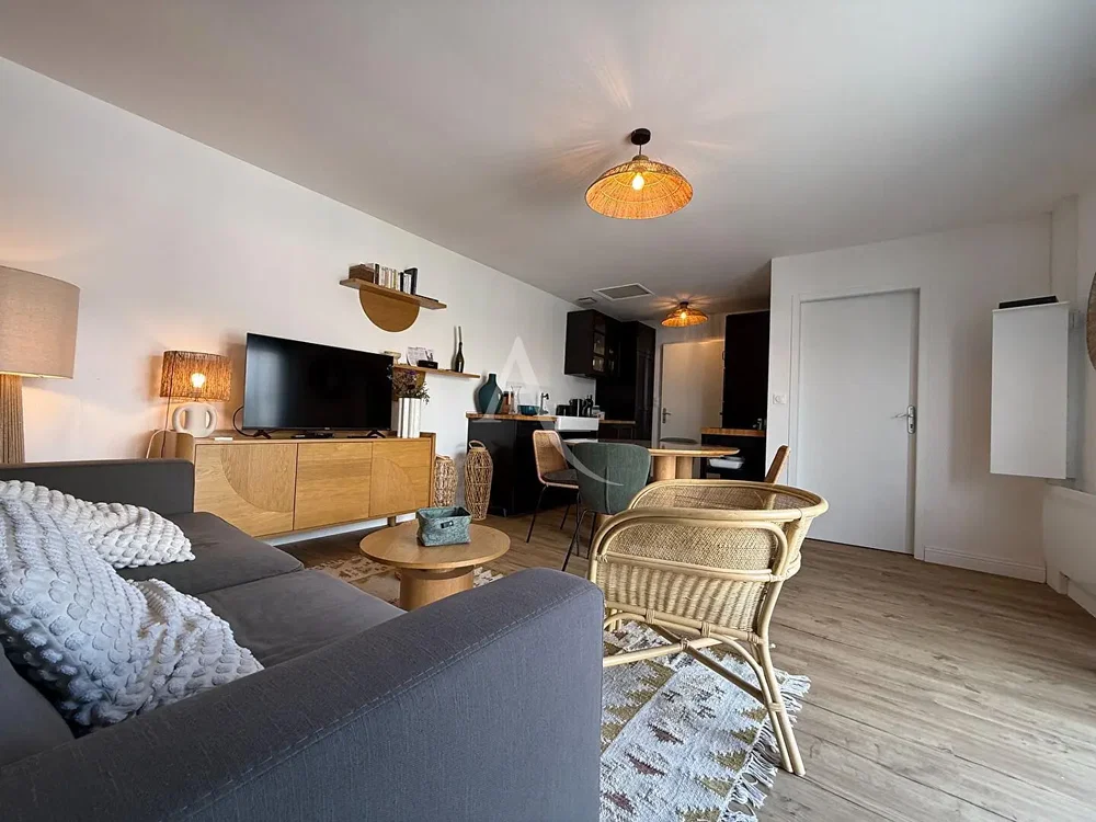 Salon; parquet, lumière naturelle, style moderne