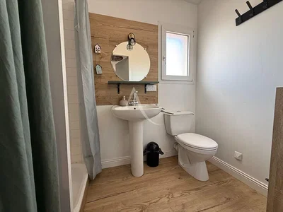 Toilettes; parquet, lumière naturelle, rénové