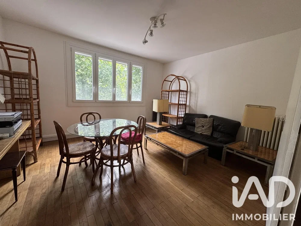 Salon; parquet, lumière naturelle, style moderne
