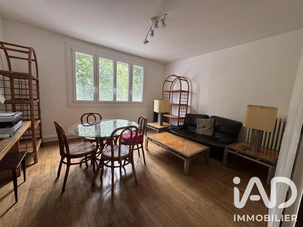Salon; parquet, lumière naturelle, style moderne