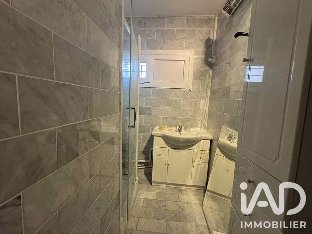 Salle de bain; carrelage, rénové, lumière naturelle