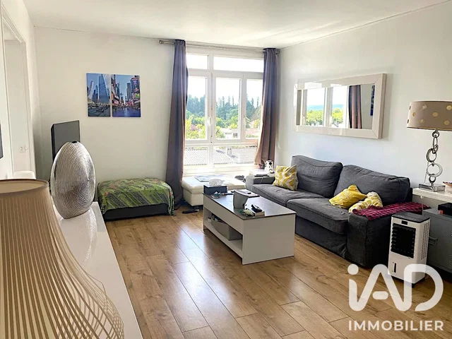 Salon; parquet, lumière naturelle, style moderne