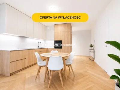 Kuchnia; sprzęt kuchenny, podłoga drewniana, światło dzienne, styl nowoczesny