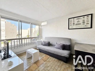 Salon; carrelage, lumière naturelle, vue