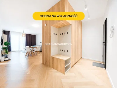 Szatnia; podłoga drewniana, światło dzienne, styl nowoczesny
