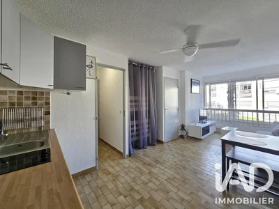 Salon; carrelage, lumière naturelle, vue