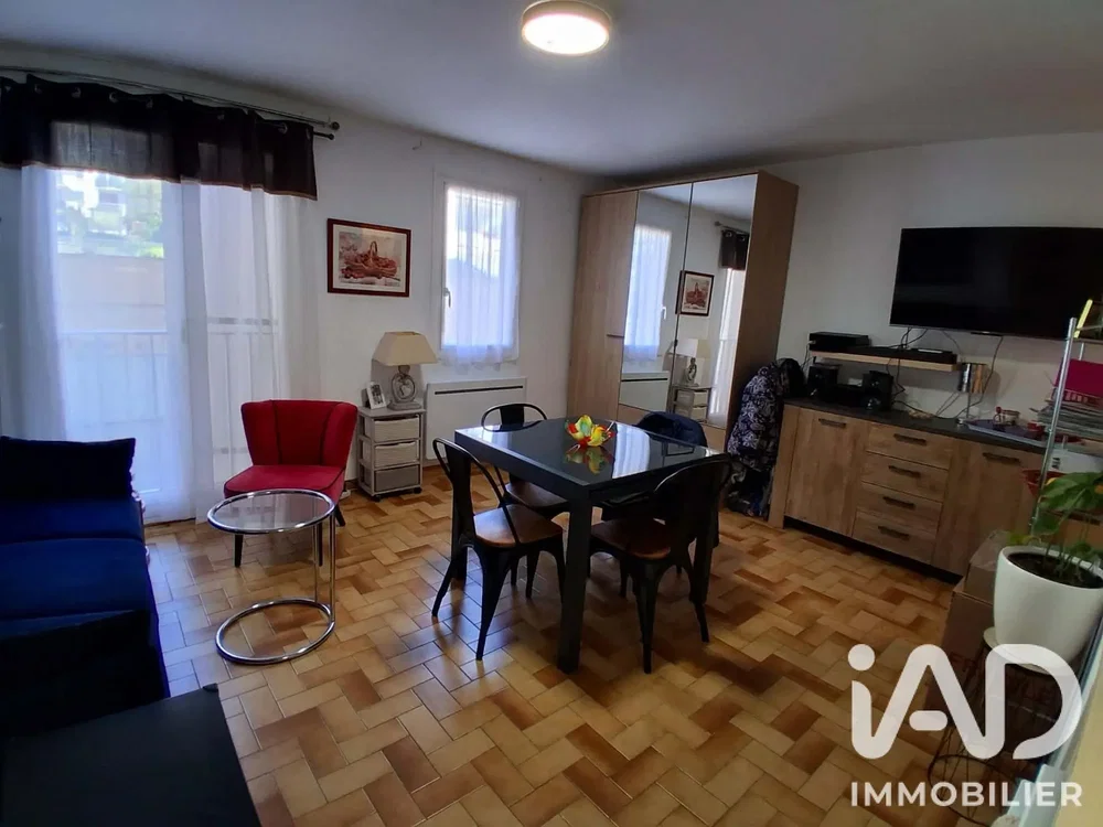 Salon; parquet, lumière naturelle, style moderne