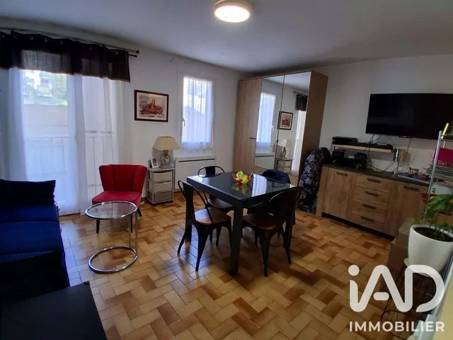 Salon; parquet, lumière naturelle, style moderne