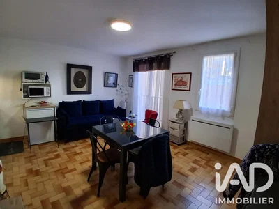 Salon; parquet, lumière naturelle, style moderne