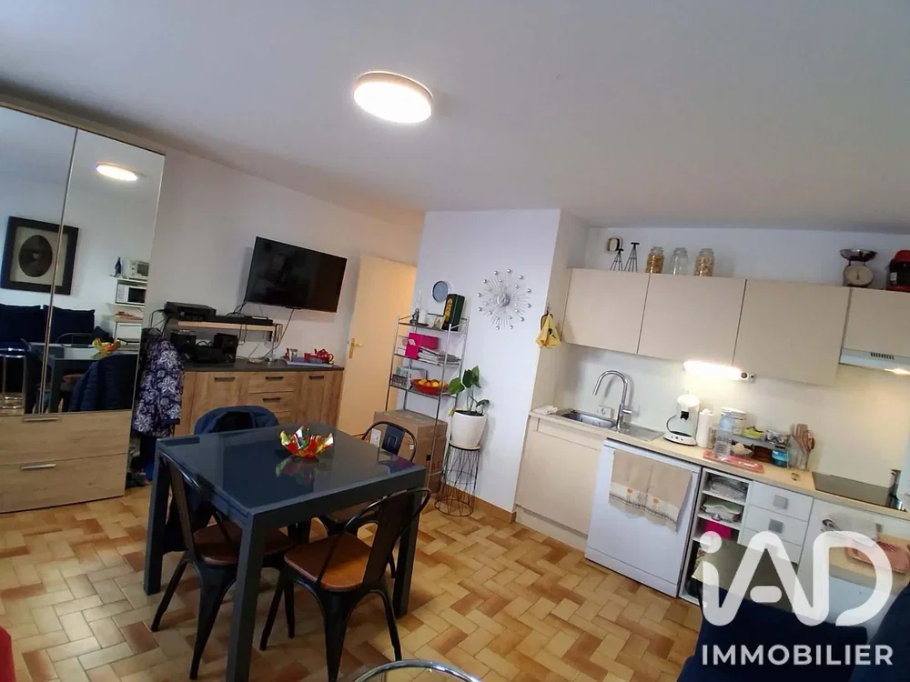 Cuisine; électroménager, carrelage, lumière naturelle