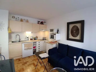 Cuisine; électroménager, parquet, lumière naturelle