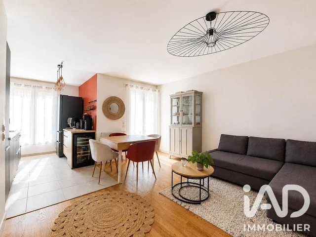 Living room; natural light, wood floor, modern style