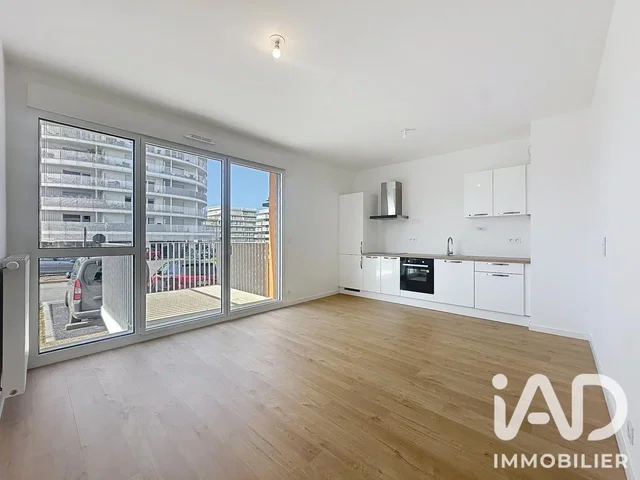 Salon; vue, parquet, lumière naturelle, électroménager