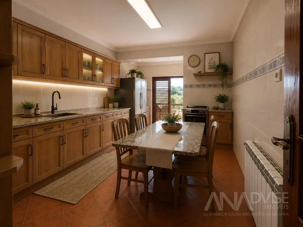 Cocina; suelo de baldosas, electrodomésticos, luz natural