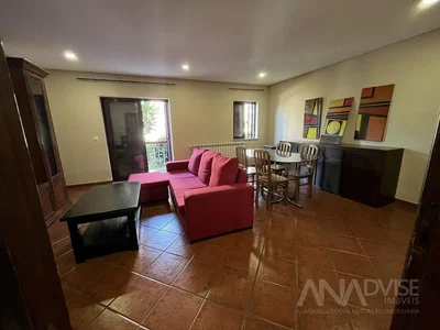 Salón; suelo de baldosas, luz natural