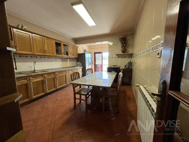 Cocina; suelo de baldosas, electrodomésticos
