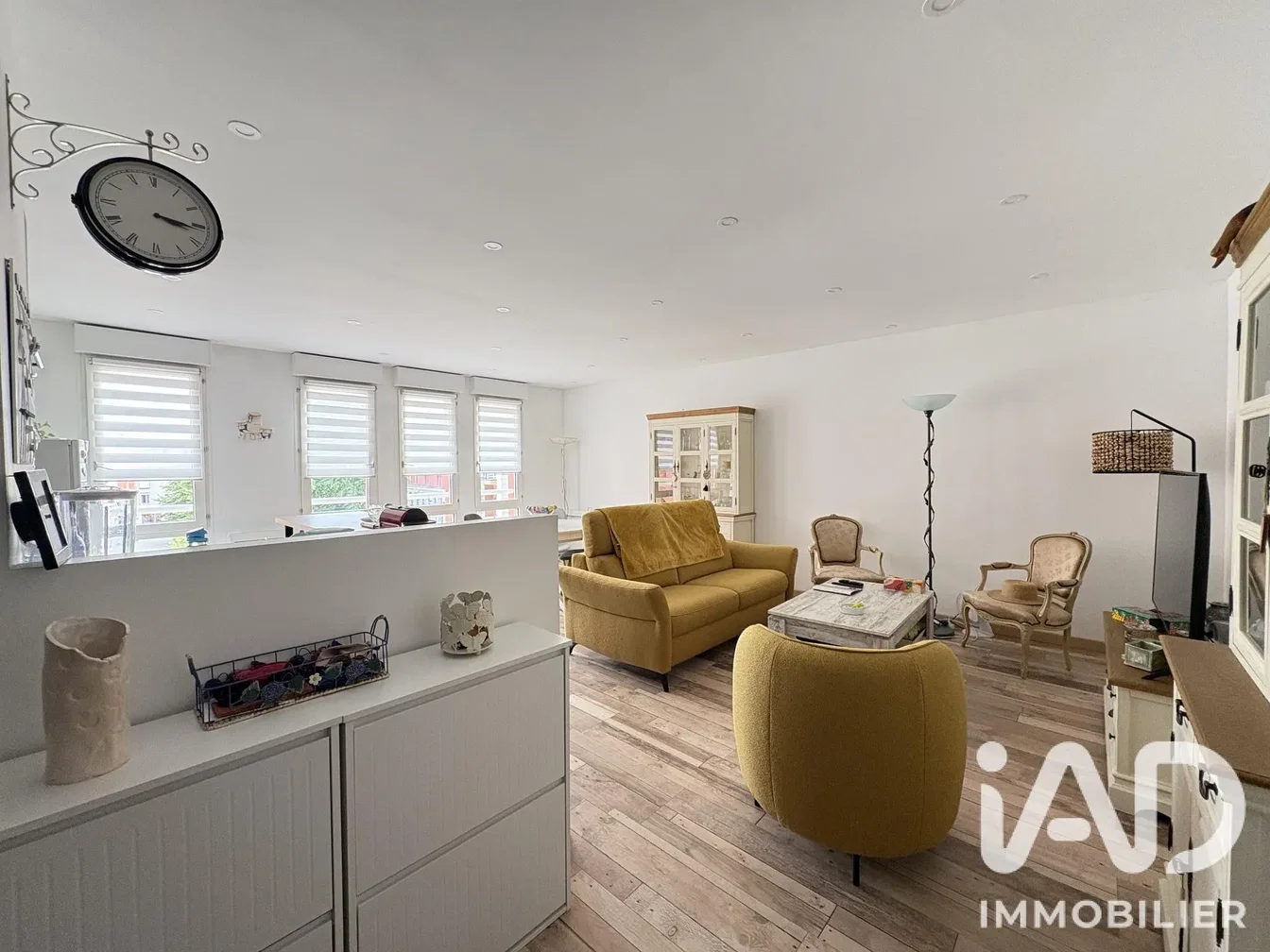 Salon; parquet, lumière naturelle, style moderne