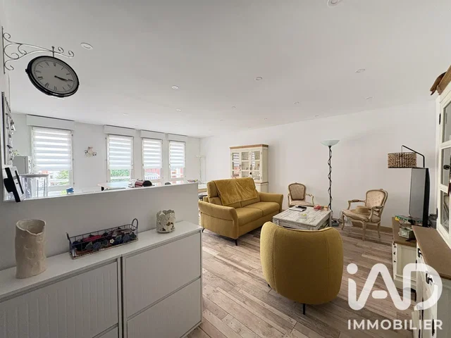 Salon; parquet, lumière naturelle, style moderne