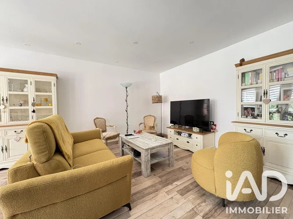 Salon; parquet, lumière naturelle, style moderne