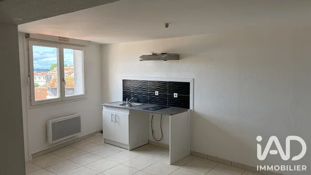 Cuisine; vue, lumière naturelle, carrelage