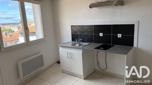 Cuisine; vue, lumière naturelle, carrelage
