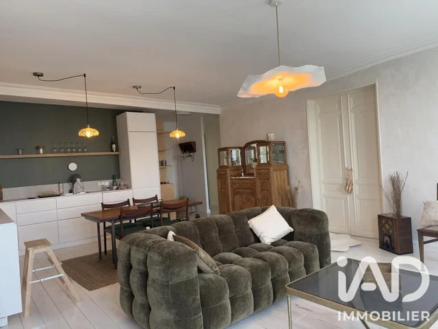 Living room; wood floor, natural light, modern style