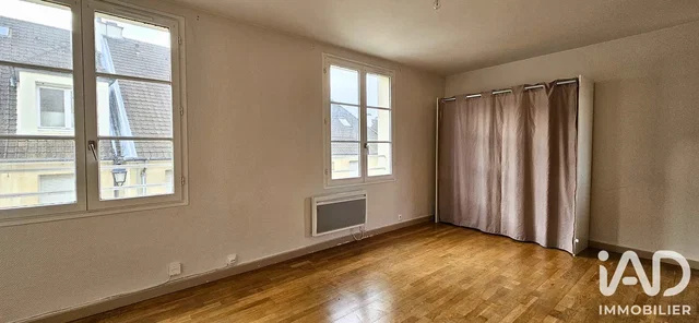 Living room; wood floor, natural light, view