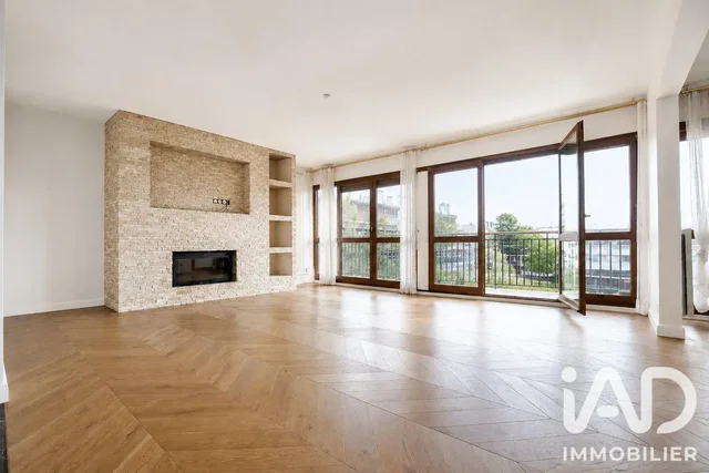 Salon; parquet, cheminée, vue, lumière naturelle