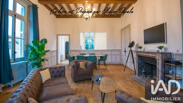 Wohnzimmer; holzbalken, kamin, tageslicht, rustikaler stil