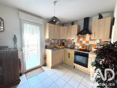 Cuisine; électroménager, carrelage, lumière naturelle