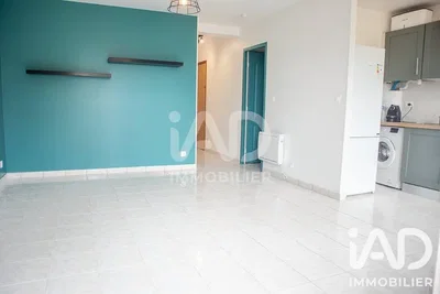 Salon; carrelage, lumière naturelle, électroménager