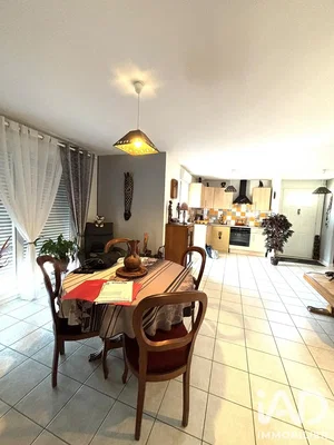 Salon; carrelage, lumière naturelle