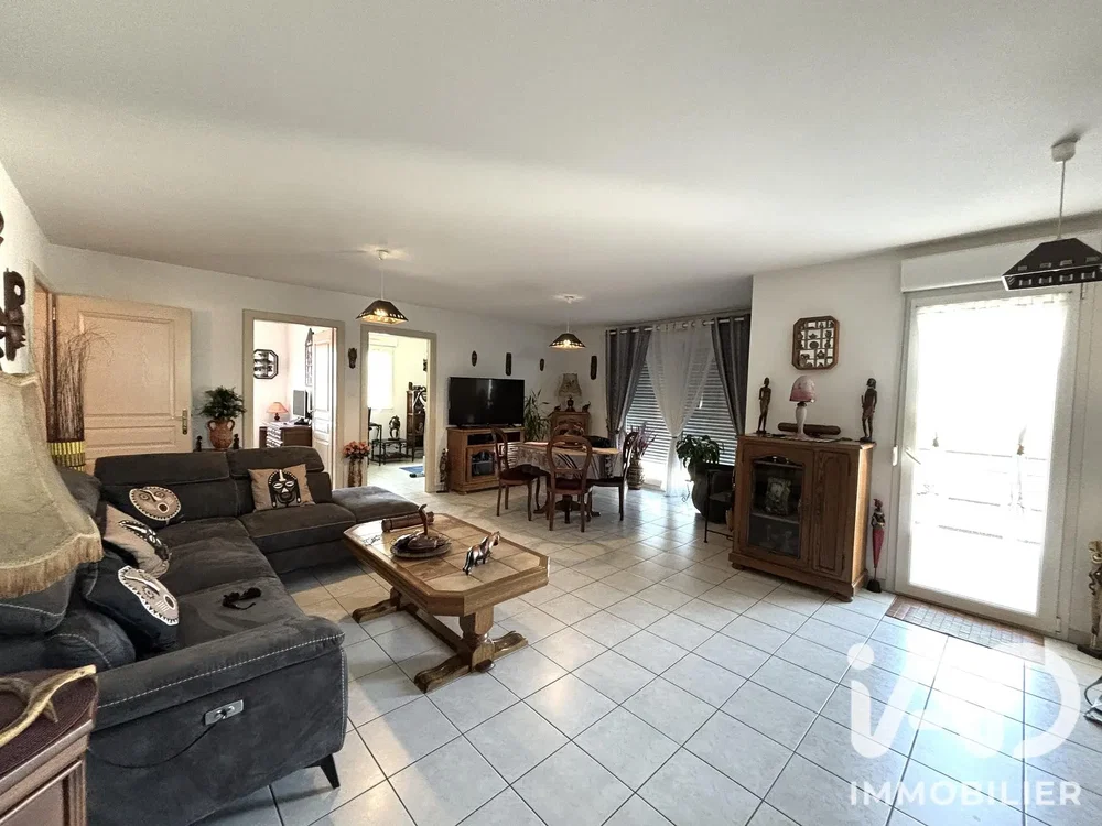 Salon; carrelage, lumière naturelle, cheminée, style moderne